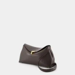 Brun læderclutch med aftagelig rem