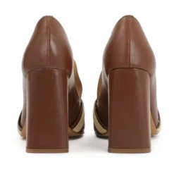 Brun og beige pumps på en stolpe