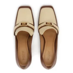 Brun og beige pumps på en stolpe