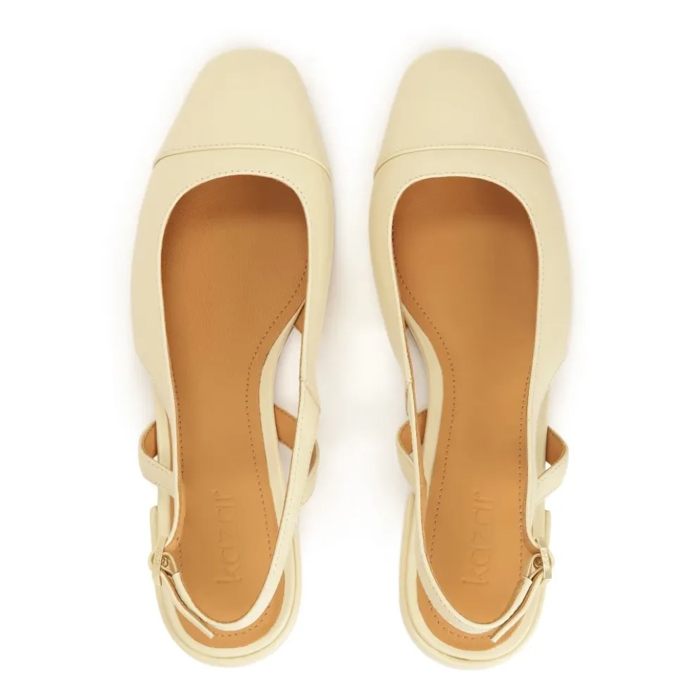 Cream pumps med fint skåret overdel