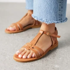 Feminin Lædersandal med Stropper og Ankelrem