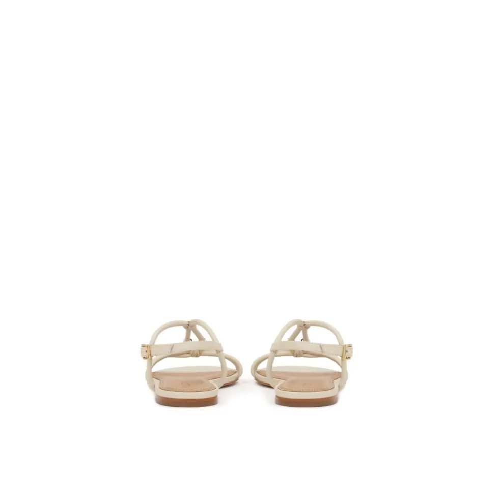 Minimalistiske sandaler på en flad sål