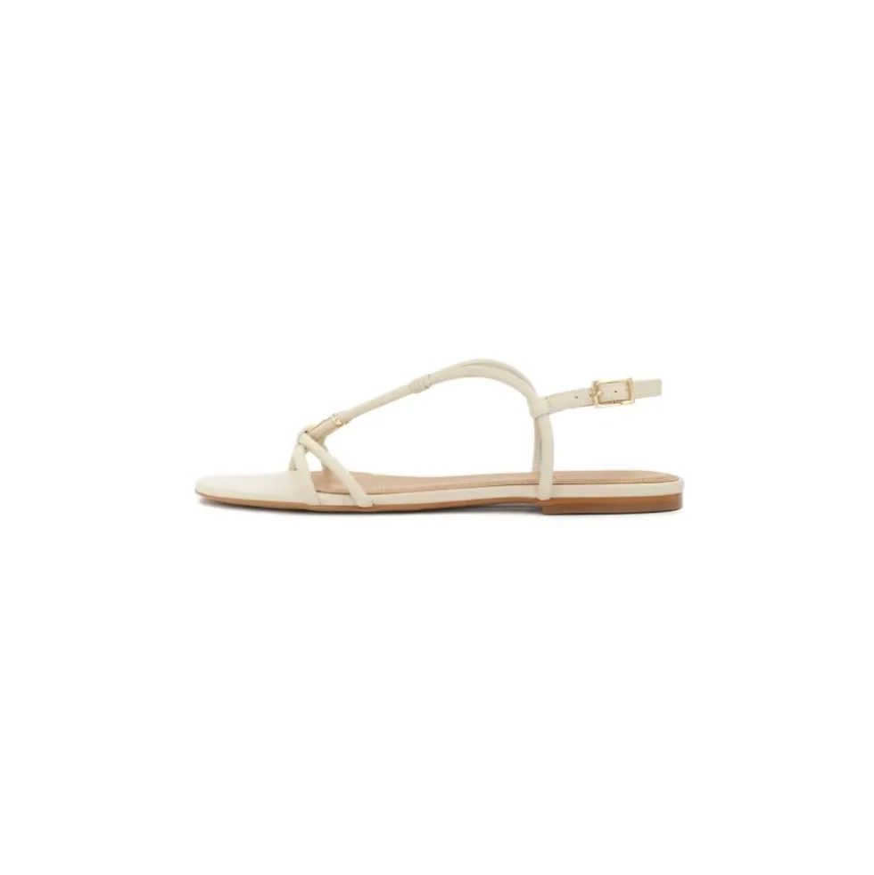 Minimalistiske sandaler på en flad sål