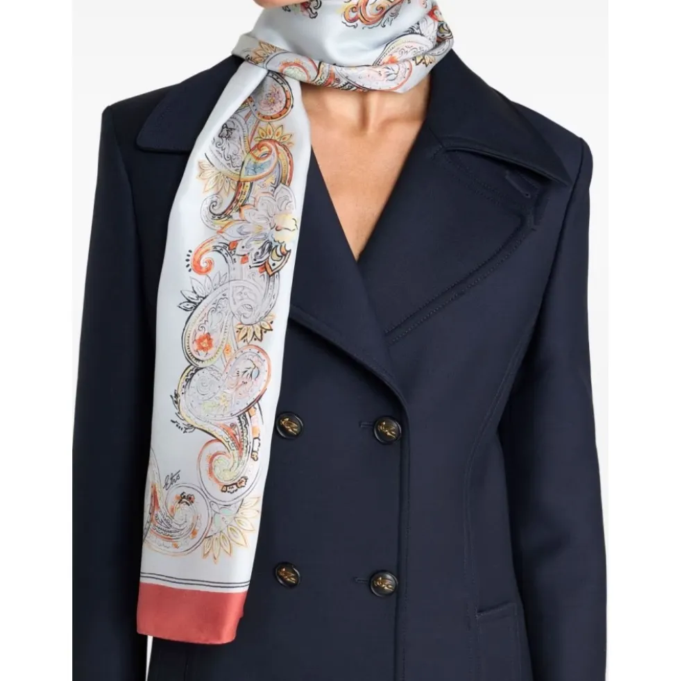 Silketørklæde med logo og blomstret paisley-motiv