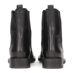 Slip-on støvler på en flad sål.Dette produkt er stort i størrelsen.