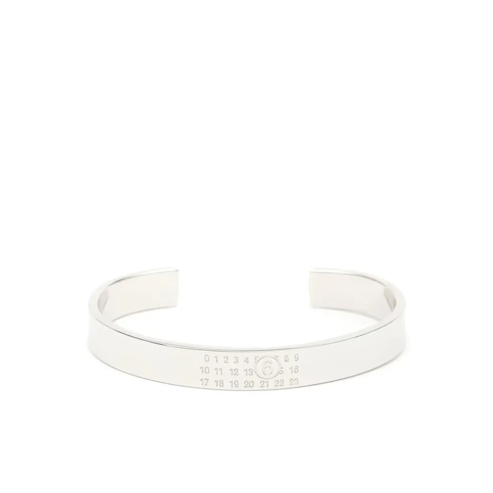Sølv-tone Graveret Logo Manchet Armbånd