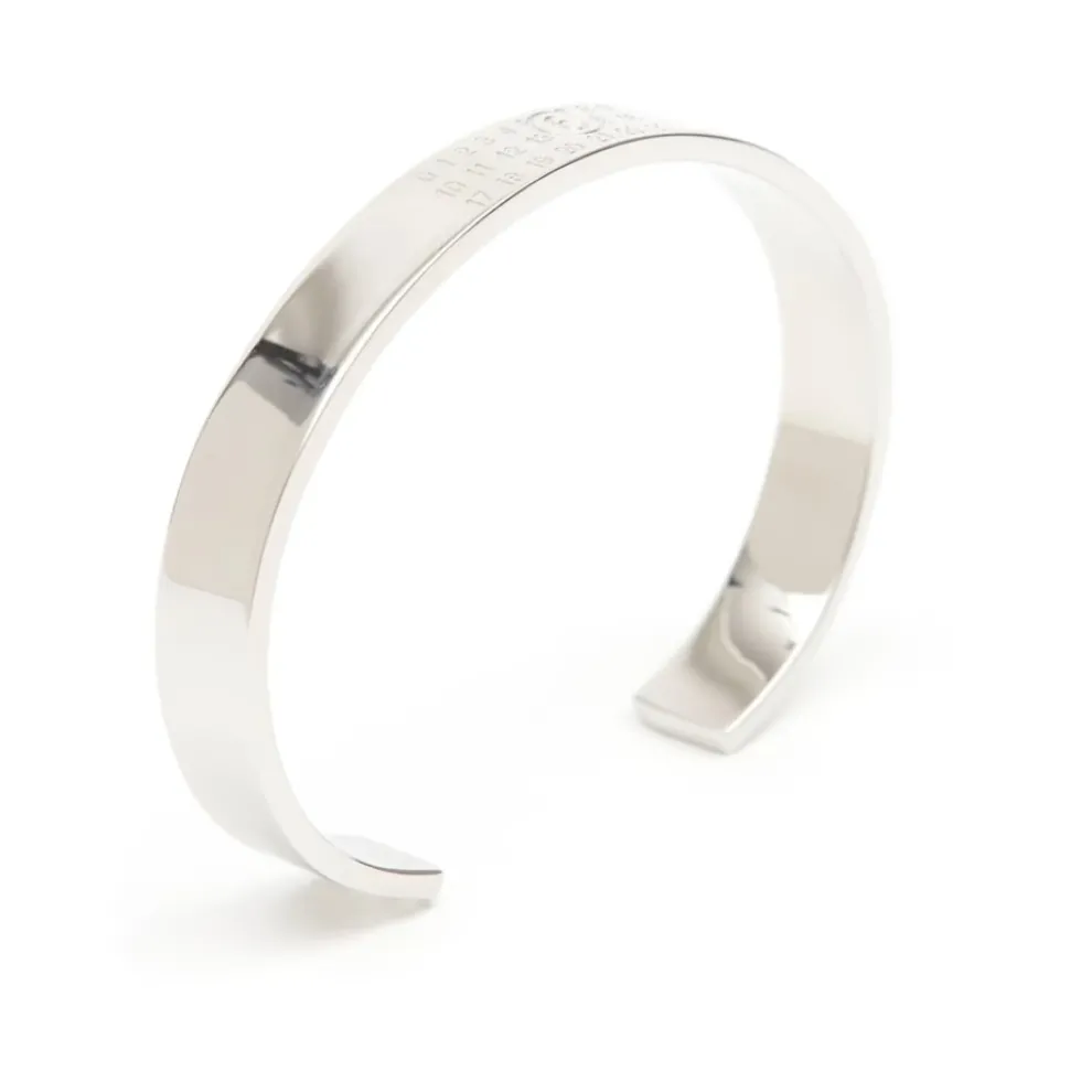 Sølv-tone Graveret Logo Manchet Armbånd